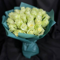 Mono bouquet of 33 roses in decoration